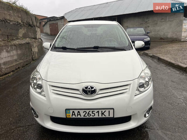 Білий Тойота Ауріс, об'ємом двигуна 1.6 л та пробігом 153 тис. км за 9800 $, фото 1 на Automoto.ua
