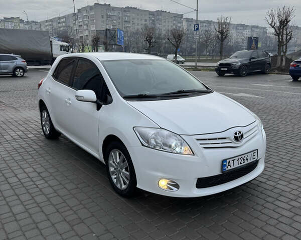 Білий Тойота Ауріс, об'ємом двигуна 1.6 л та пробігом 129 тис. км за 9950 $, фото 1 на Automoto.ua