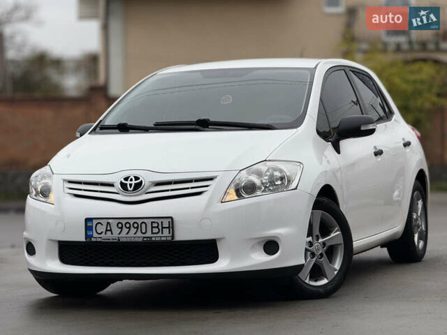 Белый Тойота Аурис, объемом двигателя 1.33 л и пробегом 230 тыс. км за 6500 $, фото 1 на Automoto.ua
