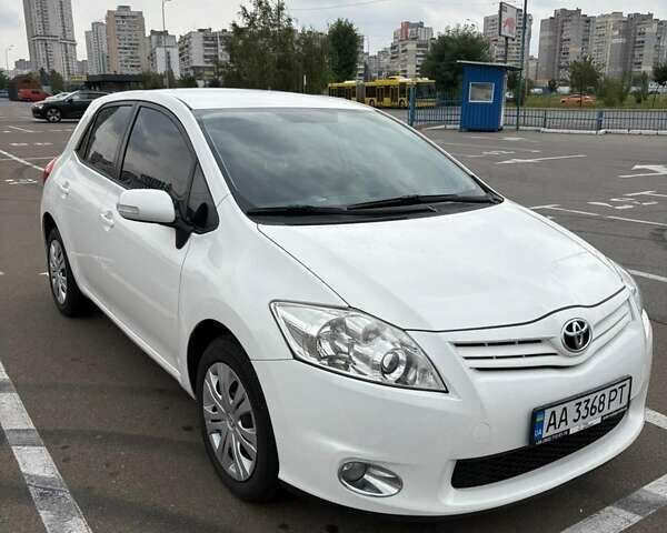 Білий Тойота Ауріс, об'ємом двигуна 1.6 л та пробігом 121 тис. км за 10500 $, фото 1 на Automoto.ua