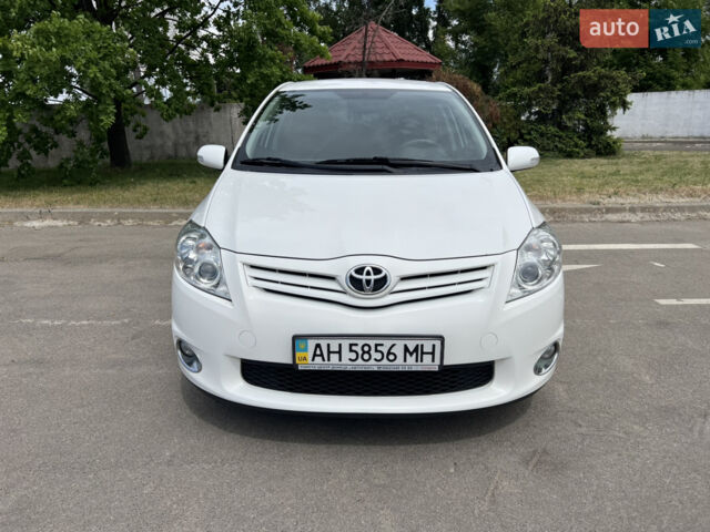 Белый Тойота Аурис, объемом двигателя 1.6 л и пробегом 156 тыс. км за 9500 $, фото 1 на Automoto.ua