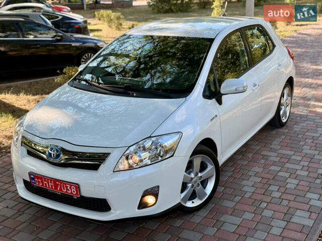 Белый Тойота Аурис, объемом двигателя 1.8 л и пробегом 210 тыс. км за 11750 $, фото 1 на Automoto.ua
