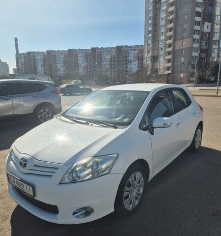 Белый Тойота Аурис, объемом двигателя 1.6 л и пробегом 190 тыс. км за 10500 $, фото 1 на Automoto.ua