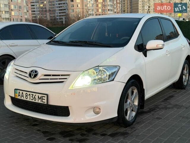 Белый Тойота Аурис, объемом двигателя 1.6 л и пробегом 160 тыс. км за 8700 $, фото 1 на Automoto.ua
