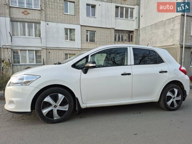 Белый Тойота Аурис, объемом двигателя 1.6 л и пробегом 124 тыс. км за 10500 $, фото 1 на Automoto.ua