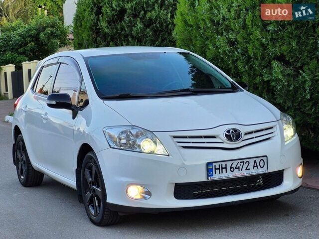 Белый Тойота Аурис, объемом двигателя 1.6 л и пробегом 138 тыс. км за 10950 $, фото 1 на Automoto.ua