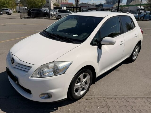 Белый Тойота Аурис, объемом двигателя 1.6 л и пробегом 104 тыс. км за 8700 $, фото 1 на Automoto.ua