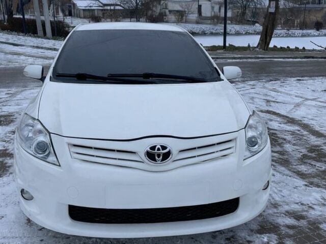 Белый Тойота Аурис, объемом двигателя 1.6 л и пробегом 206 тыс. км за 10300 $, фото 1 на Automoto.ua