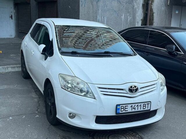 Белый Тойота Аурис, объемом двигателя 1.6 л и пробегом 160 тыс. км за 9400 $, фото 1 на Automoto.ua