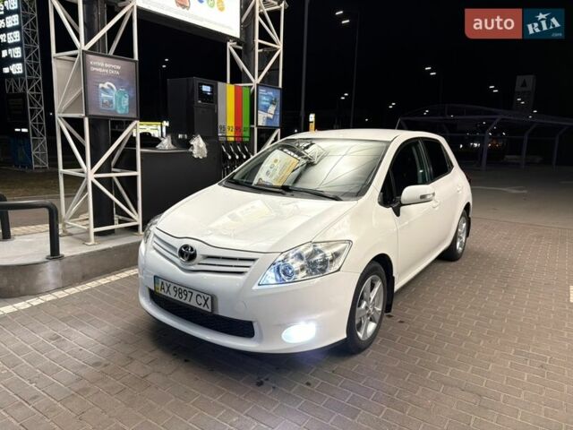 Білий Тойота Ауріс, об'ємом двигуна 1.6 л та пробігом 185 тис. км за 9900 $, фото 1 на Automoto.ua