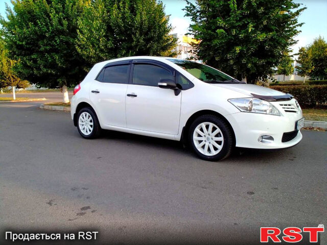 Тойота Аурис 2012 в Киеве на Automoto.ua Белый Тойота Аурис, объемом двигателя 1.6 л и пробегом 67 тыс. км за 13500 $, фото 1 на Automoto.ua