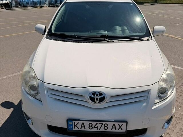 Белый Тойота Аурис, объемом двигателя 1.6 л и пробегом 104 тыс. км за 8700 $, фото 1 на Automoto.ua