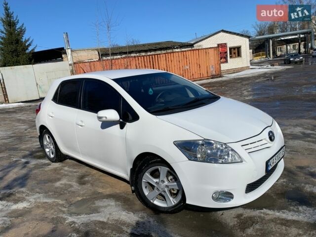 Белый Тойота Аурис, объемом двигателя 1.6 л и пробегом 170 тыс. км за 9500 $, фото 1 на Automoto.ua