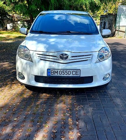 Белый Тойота Аурис, объемом двигателя 1.6 л и пробегом 133 тыс. км за 11000 $, фото 1 на Automoto.ua