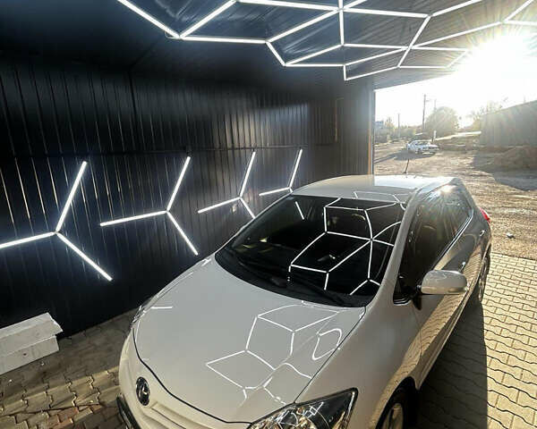 Білий Тойота Ауріс, об'ємом двигуна 1.6 л та пробігом 150 тис. км за 11500 $, фото 1 на Automoto.ua