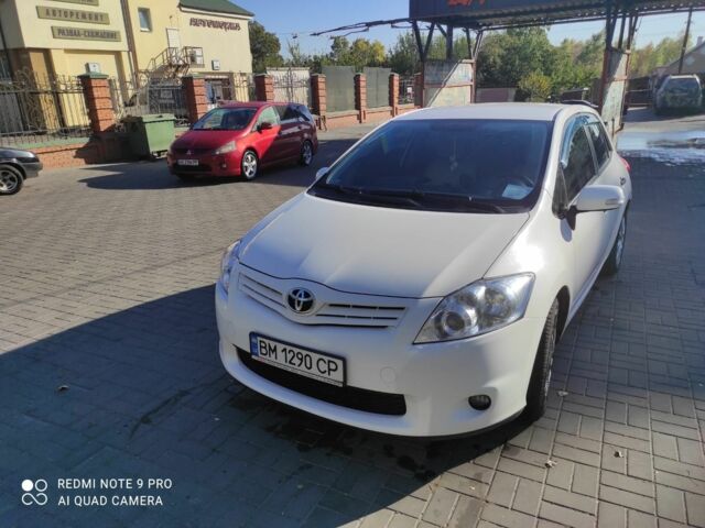 Белый Тойота Аурис, объемом двигателя 1.4 л и пробегом 270 тыс. км за 8000 $, фото 1 на Automoto.ua