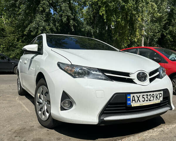 Белый Тойота Аурис, объемом двигателя 1.6 л и пробегом 195 тыс. км за 8100 $, фото 1 на Automoto.ua