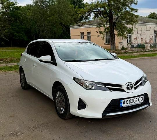 Білий Тойота Ауріс, об'ємом двигуна 1.3 л та пробігом 190 тис. км за 9500 $, фото 1 на Automoto.ua
