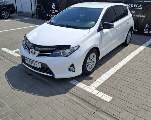 Білий Тойота Ауріс, об'ємом двигуна 1.8 л та пробігом 197 тис. км за 11600 $, фото 1 на Automoto.ua