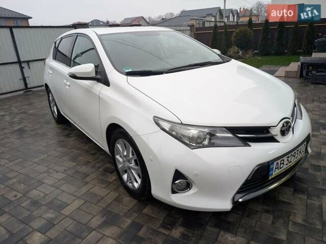Белый Тойота Аурис, объемом двигателя 1.36 л и пробегом 246 тыс. км за 8100 $, фото 1 на Automoto.ua
