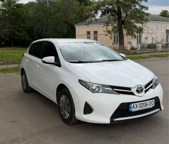 Белый Тойота Аурис, объемом двигателя 1.3 л и пробегом 190 тыс. км за 9500 $, фото 1 на Automoto.ua