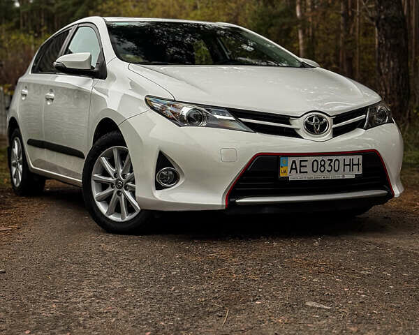 Белый Тойота Аурис, объемом двигателя 1.6 л и пробегом 121 тыс. км за 13750 $, фото 1 на Automoto.ua