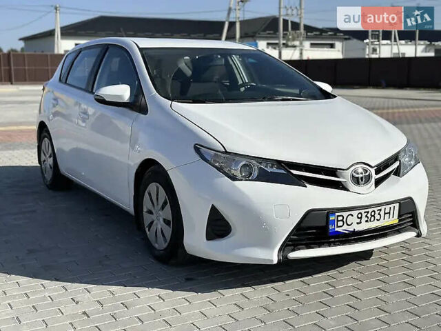Белый Тойота Аурис, объемом двигателя 1.4 л и пробегом 103 тыс. км за 9500 $, фото 1 на Automoto.ua