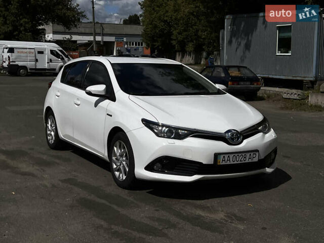 Белый Тойота Аурис, объемом двигателя 1.8 л и пробегом 250 тыс. км за 12300 $, фото 1 на Automoto.ua