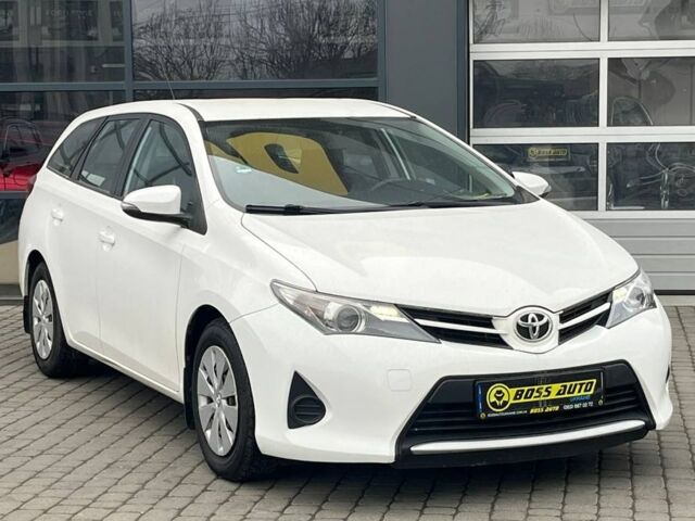 Белый Тойота Аурис, объемом двигателя 1.4 л и пробегом 235 тыс. км за 9000 $, фото 1 на Automoto.ua