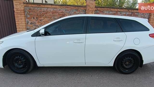 Белый Тойота Аурис, объемом двигателя 1.3 л и пробегом 215 тыс. км за 7800 $, фото 1 на Automoto.ua