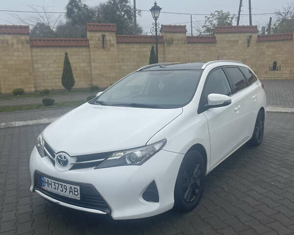 Белый Тойота Аурис, объемом двигателя 1.8 л и пробегом 179 тыс. км за 12500 $, фото 1 на Automoto.ua
