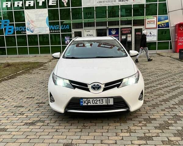 Белый Тойота Аурис, объемом двигателя 1.8 л и пробегом 207 тыс. км за 10000 $, фото 1 на Automoto.ua