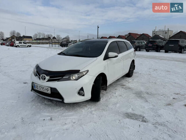 Белый Тойота Аурис, объемом двигателя 2 л и пробегом 235 тыс. км за 9999 $, фото 1 на Automoto.ua