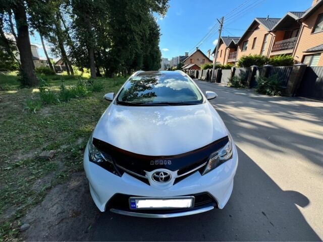 Белый Тойота Аурис, объемом двигателя 2 л и пробегом 210 тыс. км за 10600 $, фото 1 на Automoto.ua