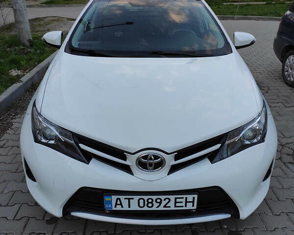 Белый Тойота Аурис, объемом двигателя 1.4 л и пробегом 180 тыс. км за 11500 $, фото 1 на Automoto.ua