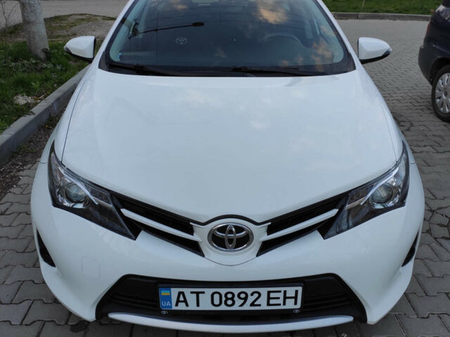Белый Тойота Аурис, объемом двигателя 1.4 л и пробегом 185 тыс. км за 10600 $, фото 1 на Automoto.ua