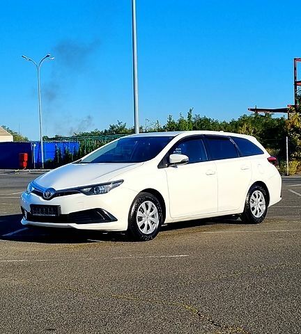 Белый Тойота Аурис, объемом двигателя 1.6 л и пробегом 256 тыс. км за 10700 $, фото 1 на Automoto.ua