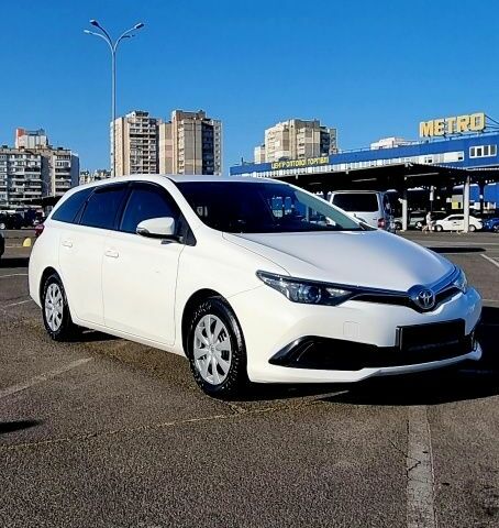 Белый Тойота Аурис, объемом двигателя 0 л и пробегом 256 тыс. км за 10700 $, фото 1 на Automoto.ua