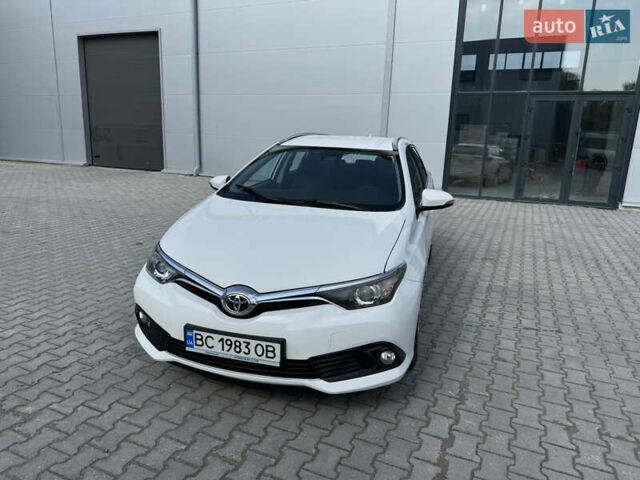 Белый Тойота Аурис, объемом двигателя 1.6 л и пробегом 225 тыс. км за 9900 $, фото 1 на Automoto.ua