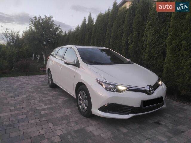 Белый Тойота Аурис, объемом двигателя 1.6 л и пробегом 153 тыс. км за 13700 $, фото 1 на Automoto.ua