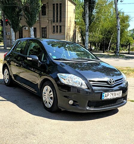 Черный Тойота Аурис, объемом двигателя 1.3 л и пробегом 200 тыс. км за 6800 $, фото 1 на Automoto.ua