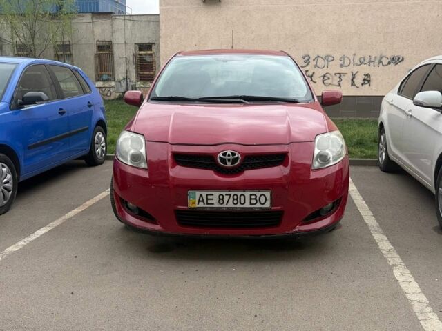Красный Тойота Аурис, объемом двигателя 1.6 л и пробегом 135 тыс. км за 6800 $, фото 1 на Automoto.ua