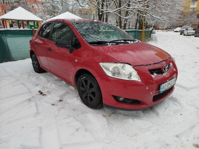 Красный Тойота Аурис, объемом двигателя 1.4 л и пробегом 324 тыс. км за 4000 $, фото 1 на Automoto.ua