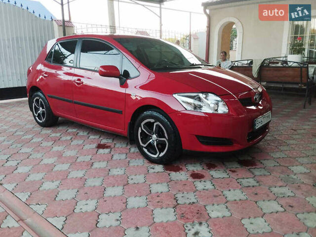 Красный Тойота Аурис, объемом двигателя 1.6 л и пробегом 112 тыс. км за 7200 $, фото 1 на Automoto.ua