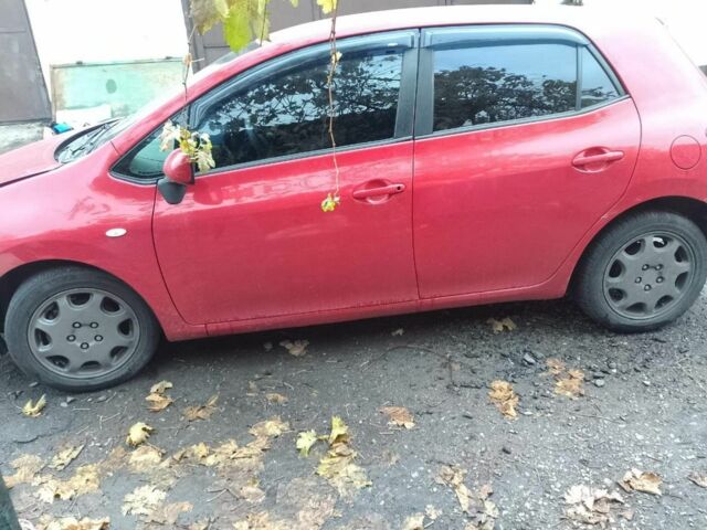 Красный Тойота Аурис, объемом двигателя 1.6 л и пробегом 130 тыс. км за 3300 $, фото 1 на Automoto.ua