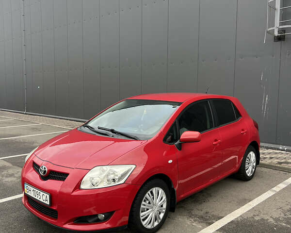 Красный Тойота Аурис, объемом двигателя 0 л и пробегом 218 тыс. км за 5900 $, фото 1 на Automoto.ua