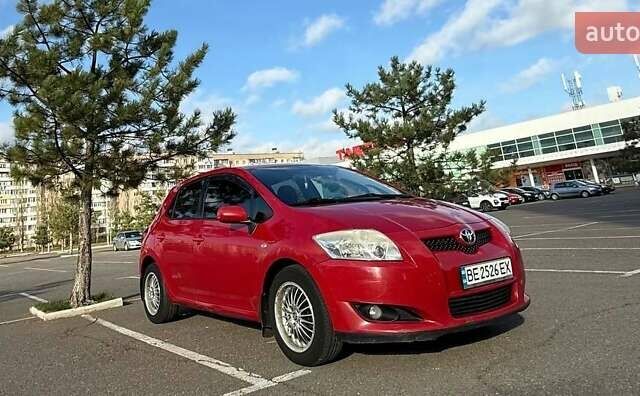 Красный Тойота Аурис, объемом двигателя 1.6 л и пробегом 399 тыс. км за 5700 $, фото 1 на Automoto.ua