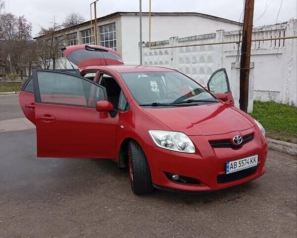 Красный Тойота Аурис, объемом двигателя 1.6 л и пробегом 98 тыс. км за 7300 $, фото 1 на Automoto.ua