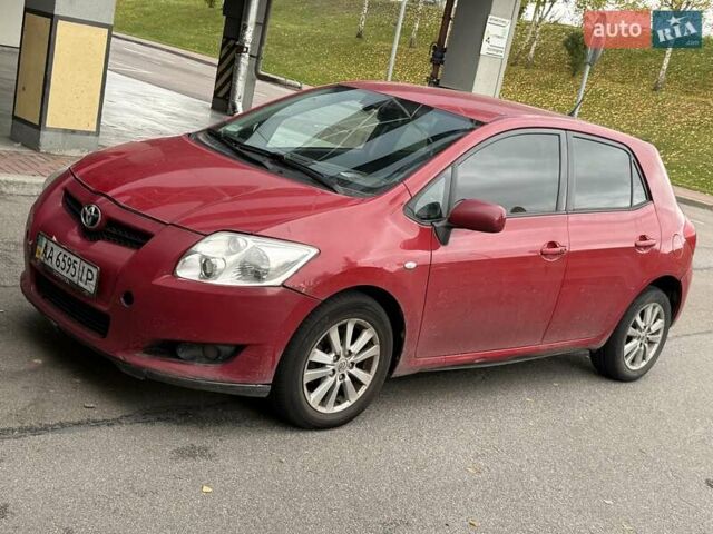 Красный Тойота Аурис, объемом двигателя 1.6 л и пробегом 200 тыс. км за 4500 $, фото 1 на Automoto.ua