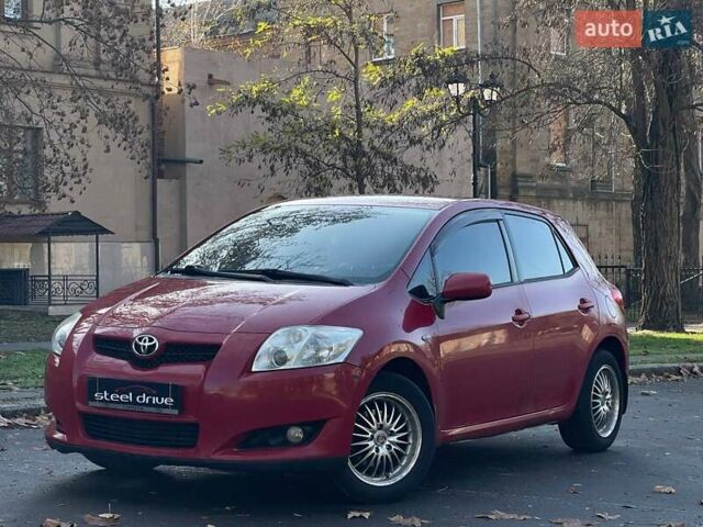 Красный Тойота Аурис, объемом двигателя 1.6 л и пробегом 402 тыс. км за 6499 $, фото 1 на Automoto.ua